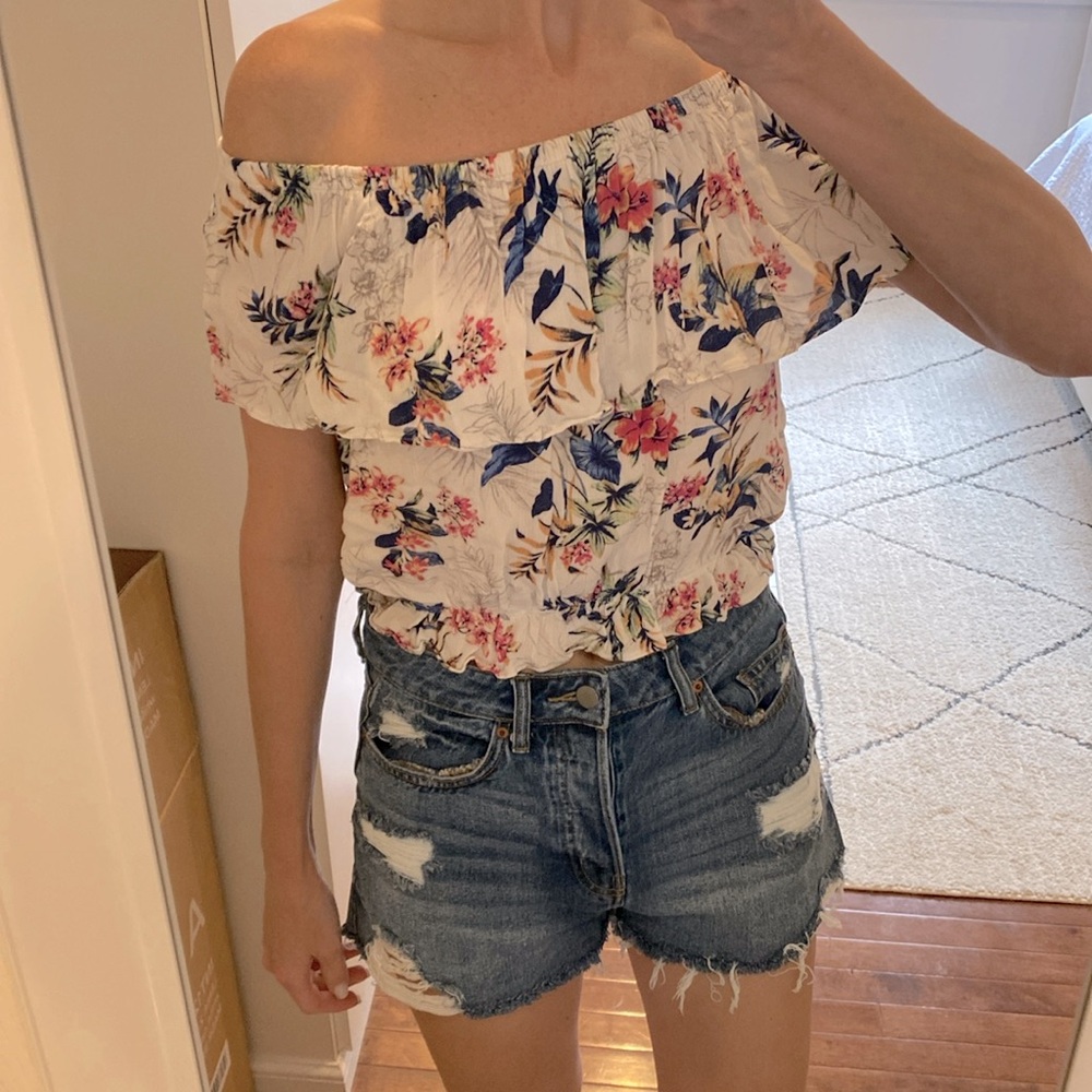 American Eagle off-shoulder top with flowers. Size S